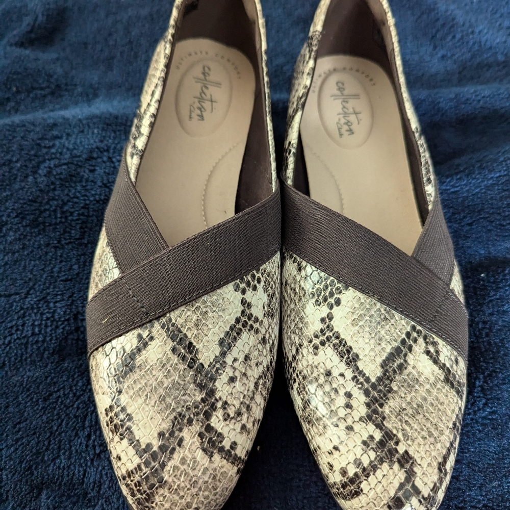 Clarks low-heel snakeskin print shors